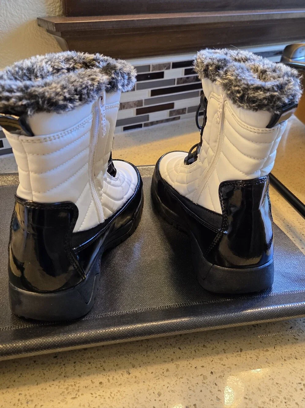 Totes Ella Girls Winter Snow Boots Size 6M White Black Faux Fur Waterproof